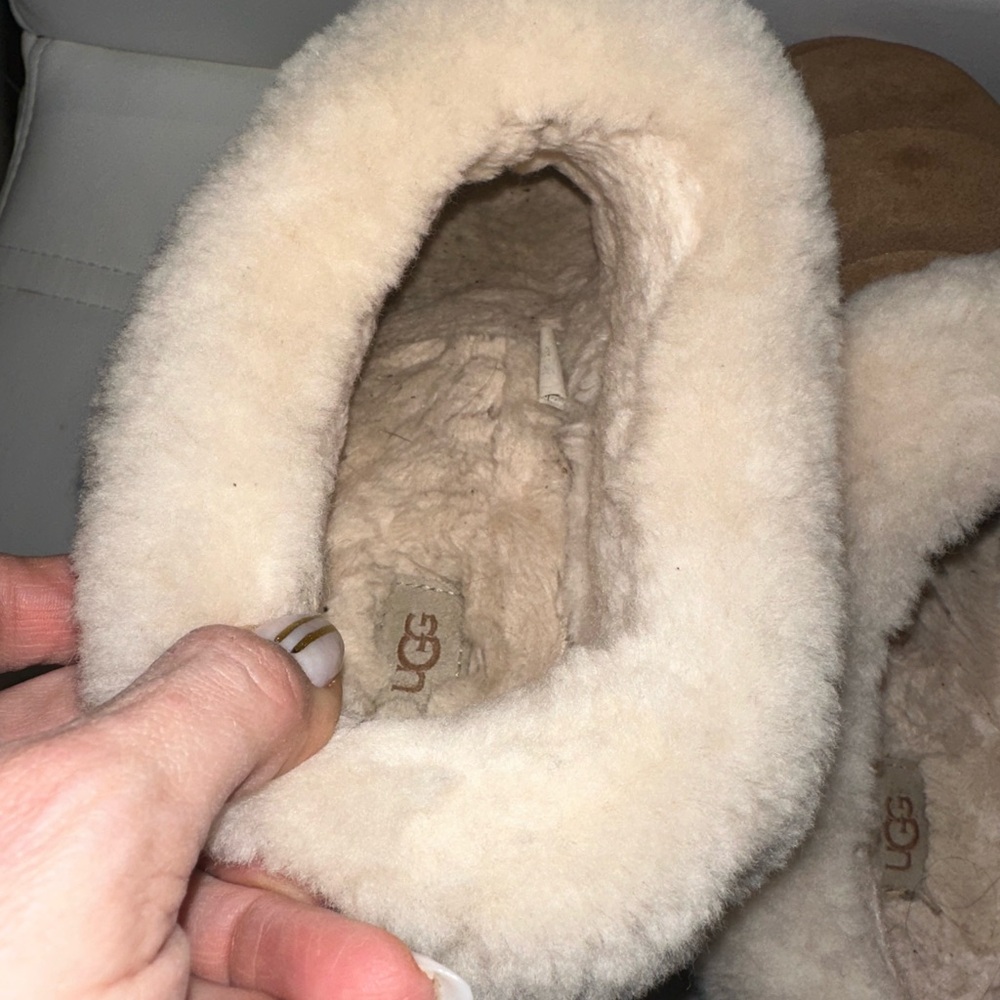 UGG Women’s Chestnut Suede Shearling-Lined Slipper Clog - Picture 5 of 7